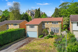 8 Cathedral Close- click for photo gallery